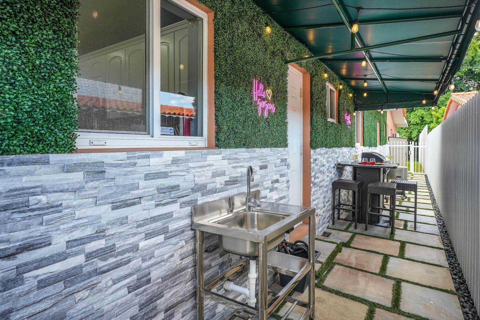 Vacay Spot Happy Escape 15 Min Massage Shower Prime Loc! 6 Blocks Away From Bars, Nite Clubs, Res, Shops *